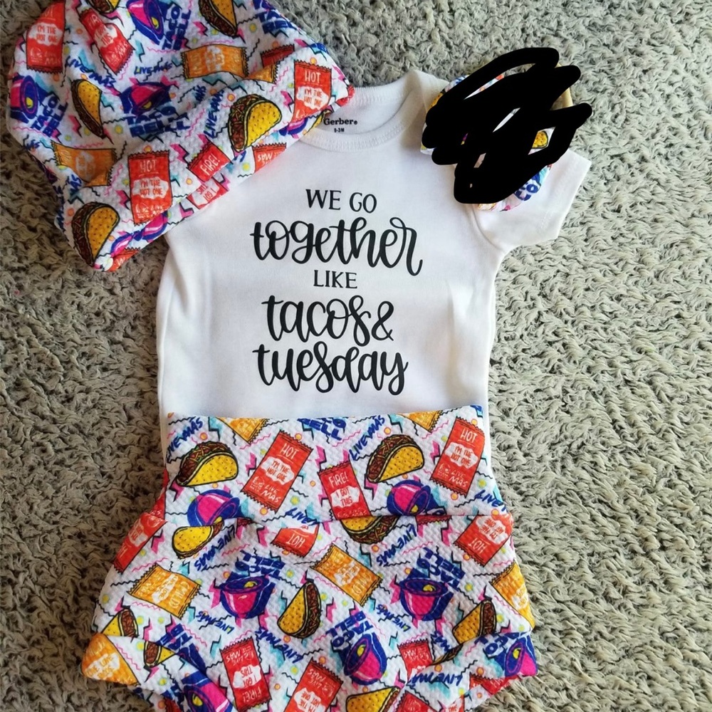 0-3 months onesies, beanie and Bummies set!